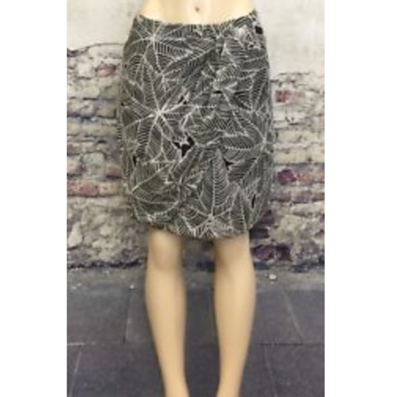 Chaus Leaves Black Creme Silk Skirt Size 10P - Picture 1 of 7